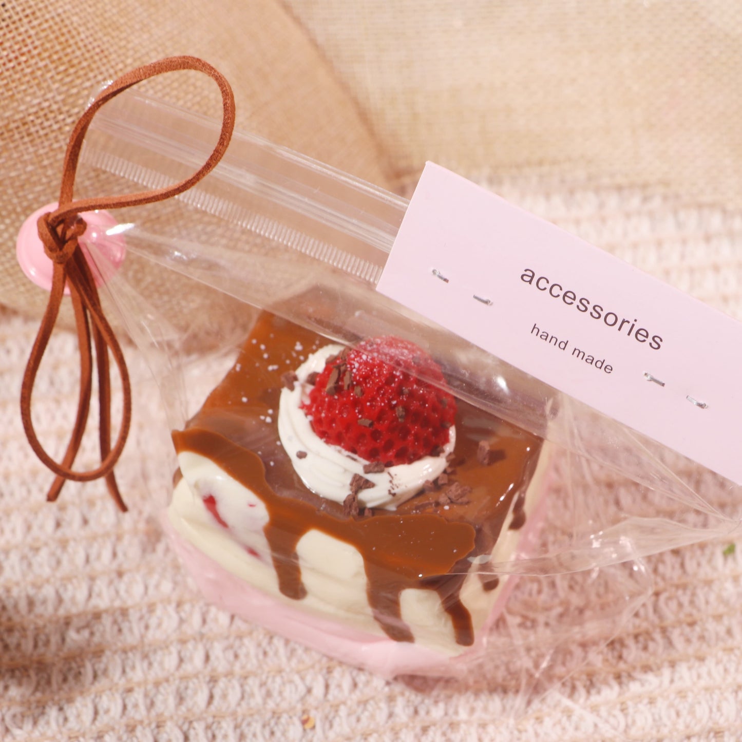 AXS2025C0051イチゴの小さな角型ケーキ