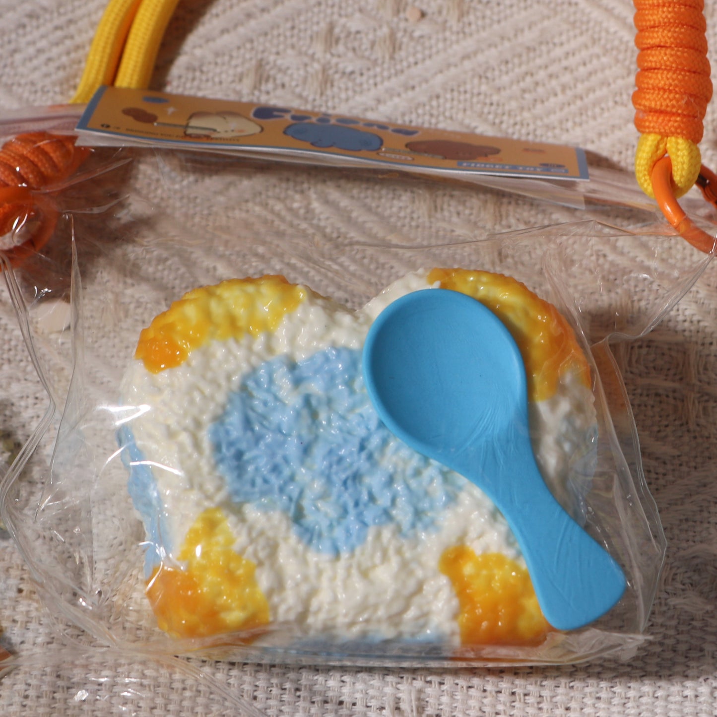 #F0010  yellow-and-blue butt-shaped toast（黄青色トースト）