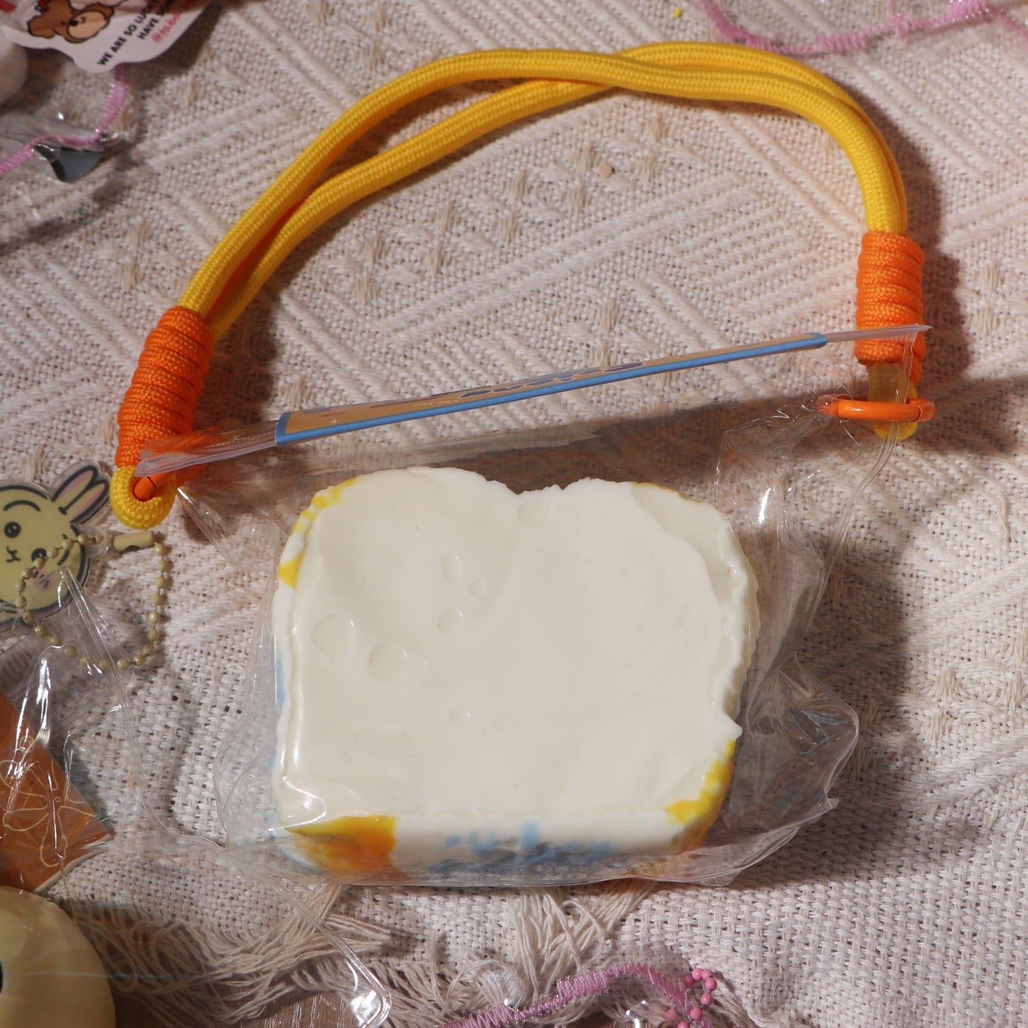 #F0010  yellow-and-blue butt-shaped toast（黄青色トースト）